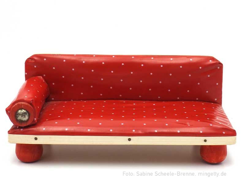 Sofa mit rotem Lackstoff mit weiÃŸen Punkten