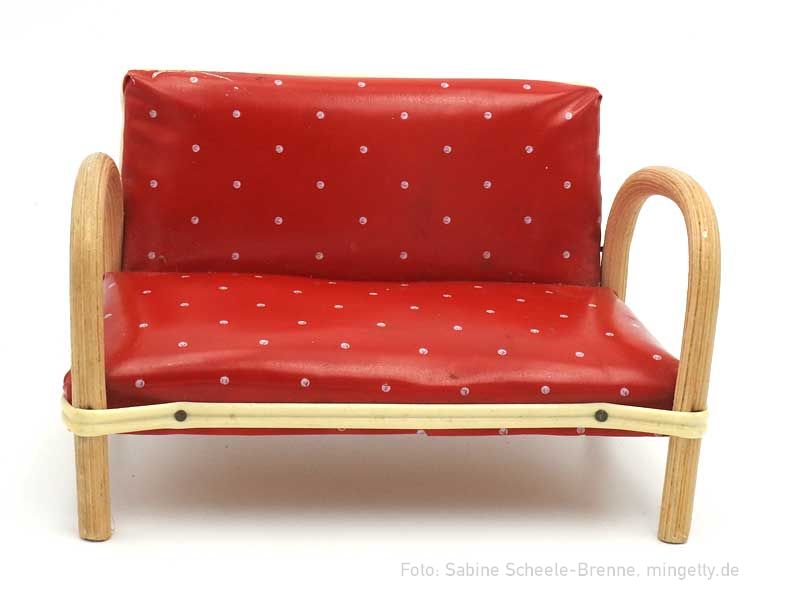 Sitzbank mit rotem Lackstoff mit weiÃŸen Punkten