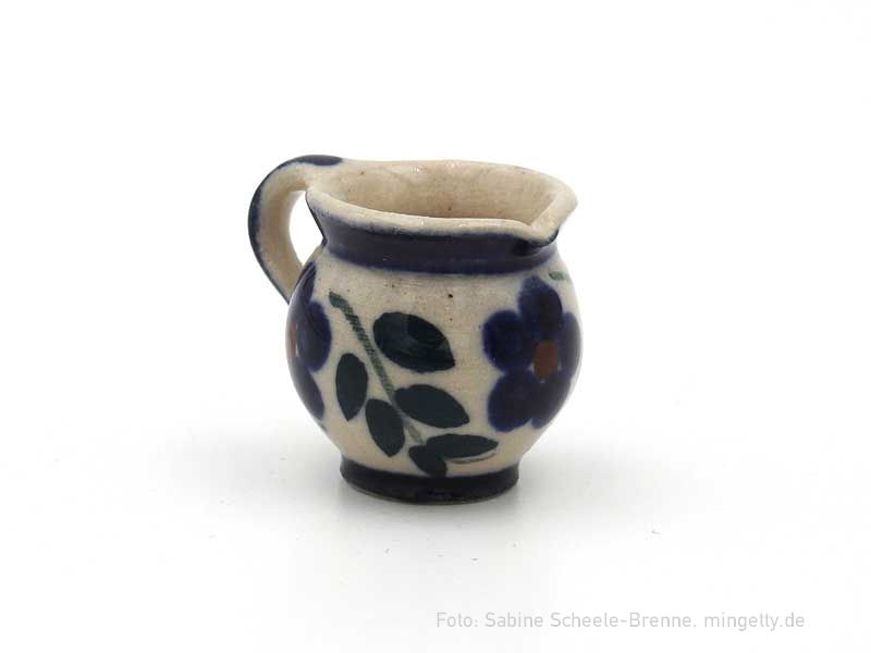 Krug mit blauem Blumenmuster