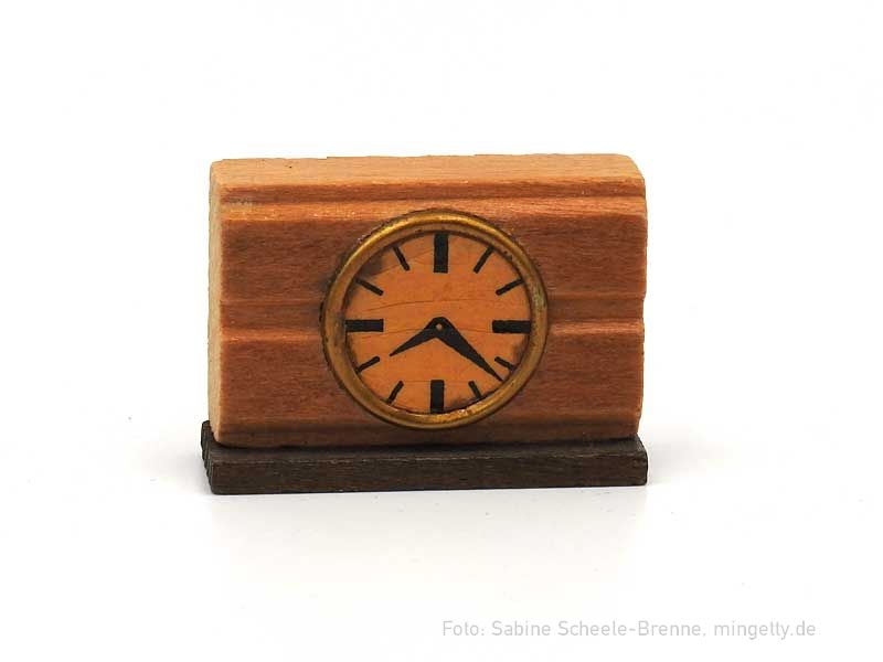 Eckige Uhr mit rundem Ziffernblatt