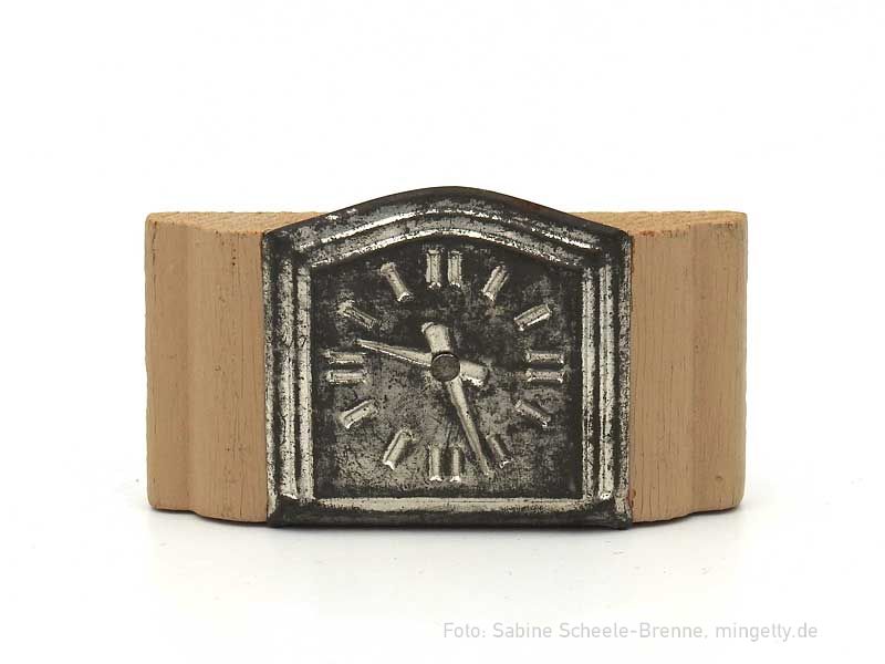 Uhr mit Ziffernblatt aus Metall