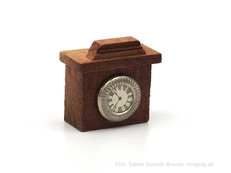 Eckige Uhr mit BekrÃ¶nung
