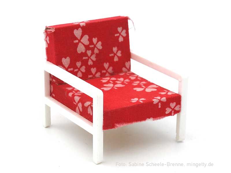 Sessel mit rot-weiÃŸem Bezug
