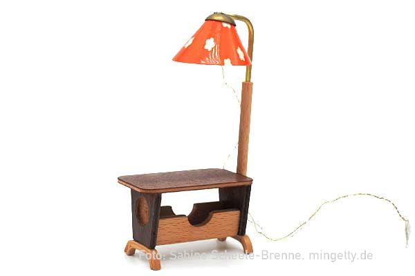 Stehlampe mit weiÃŸem BlÃ¼mchenmuster