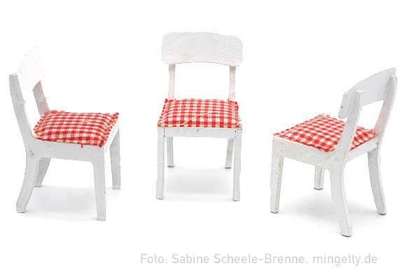 WeiÃŸer Stuhl mit rot-kariertem Sitz