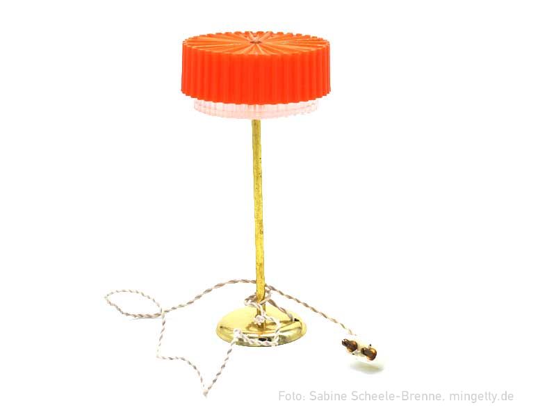 Stehlampe mit orangefarbenen Schirm