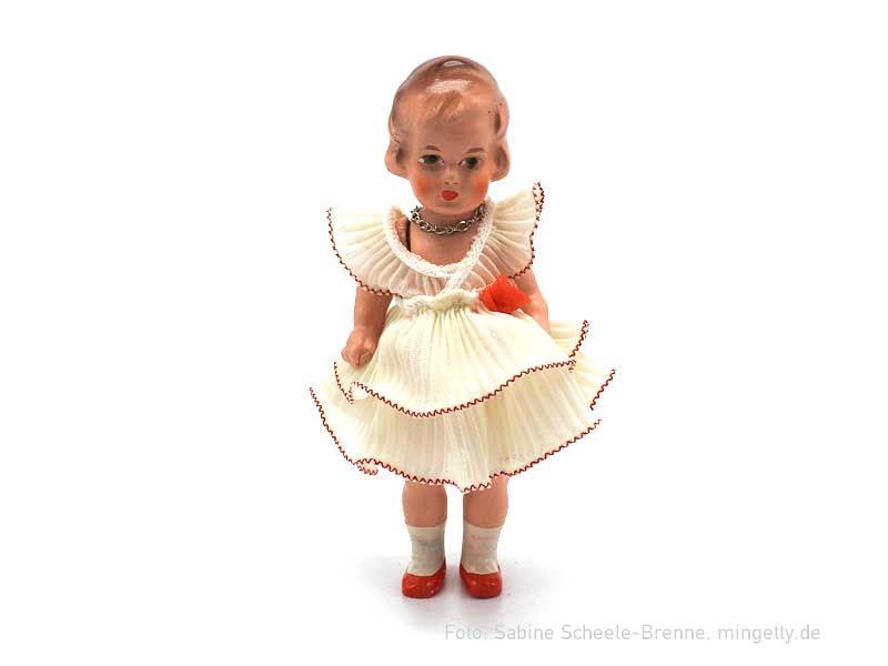 PÃ¼ppchen im Plisseekleid
