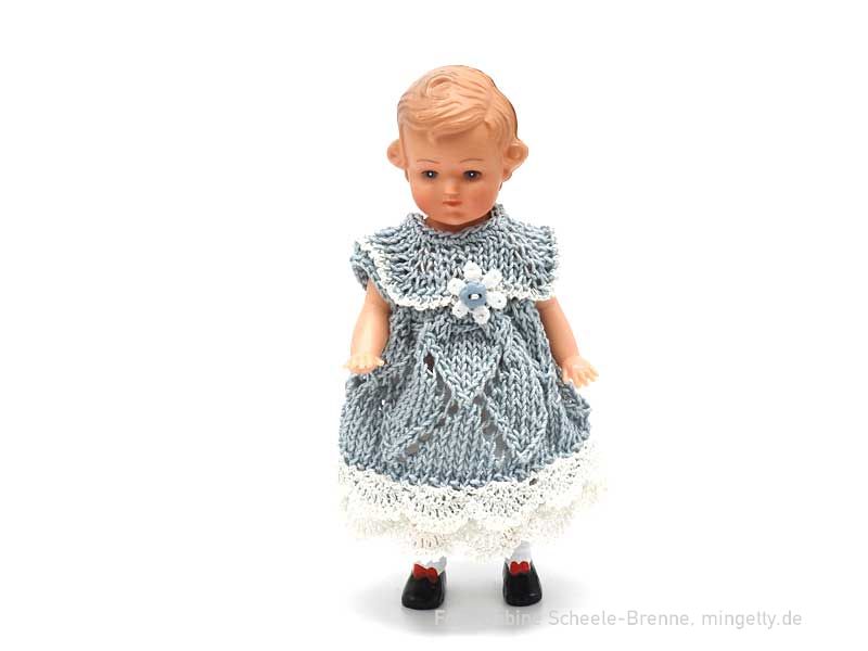 Puppe im blauen Strickkleid