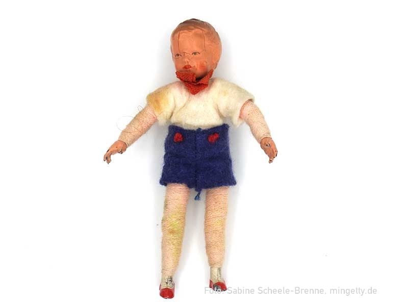 Junge mit blauen Shorts