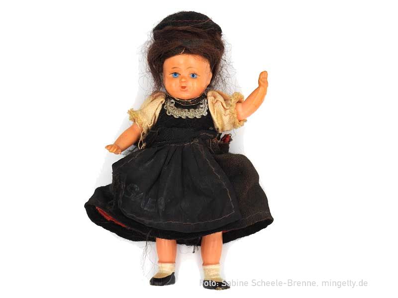 Trachtenpuppe im schwarzen Kleid