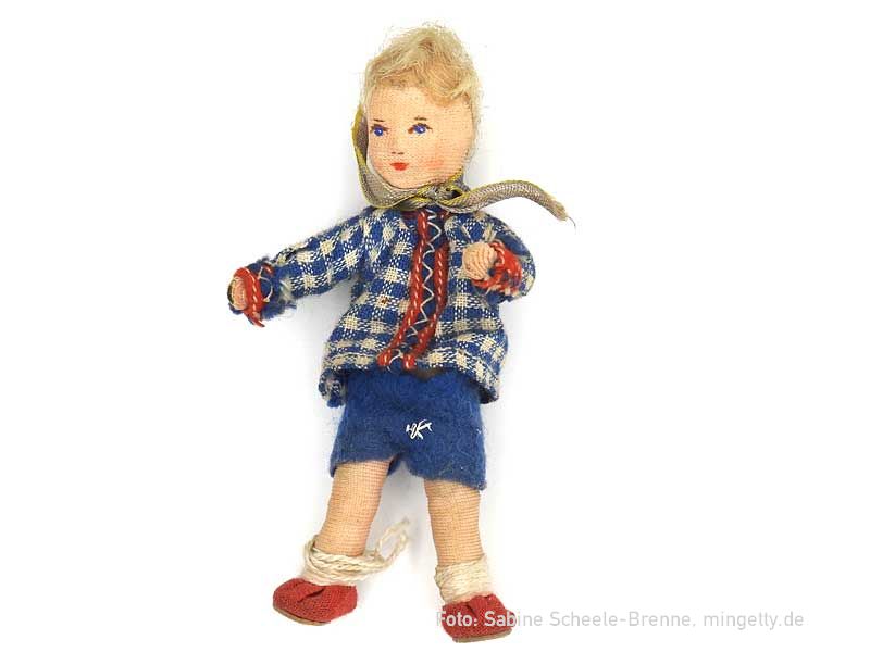 Junge im karierten Kittel