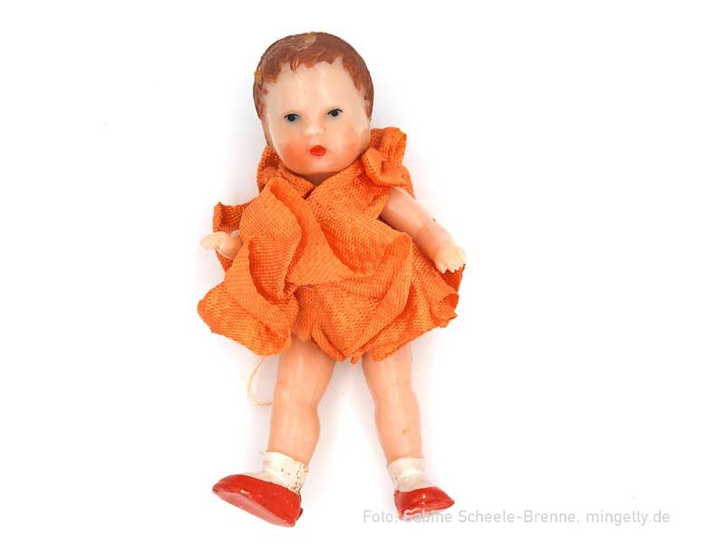 PÃ¼ppi mit orangefarbenen Kleid