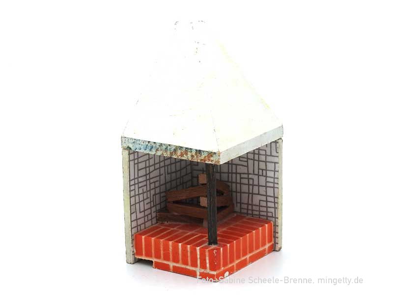 Kamin mit Holzscheiten