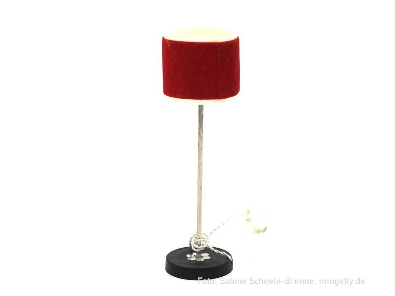 Rote Stehlampe mit schwarzem FuÃŸ