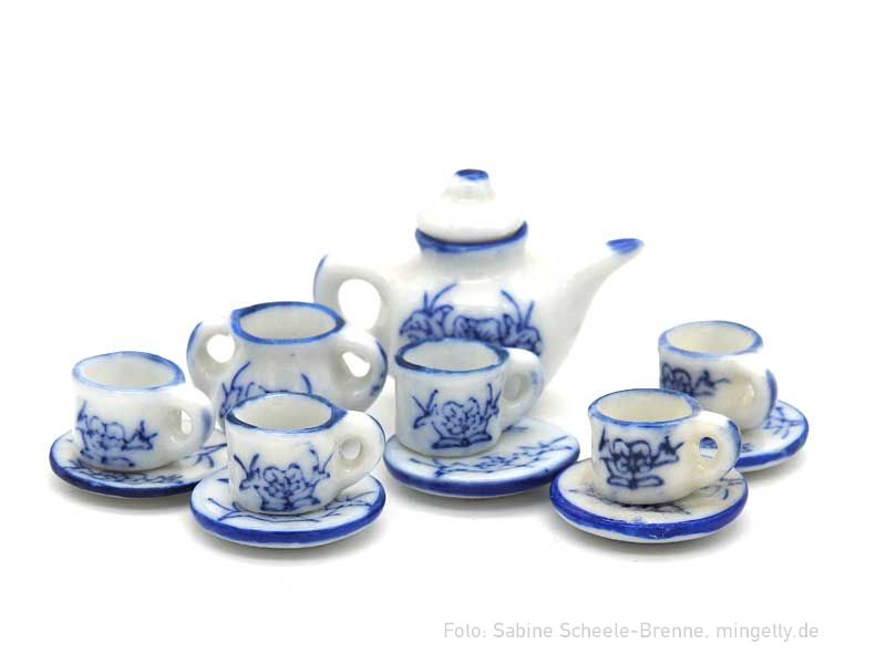 WeiÃŸes Service mit blauem Motiv
