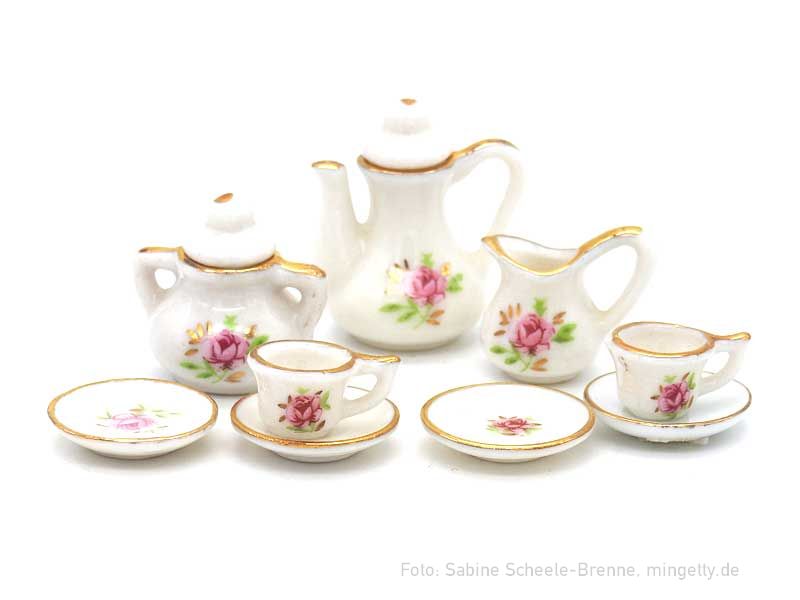 WeiÃŸgrundiges Service mit Rosenmotiv