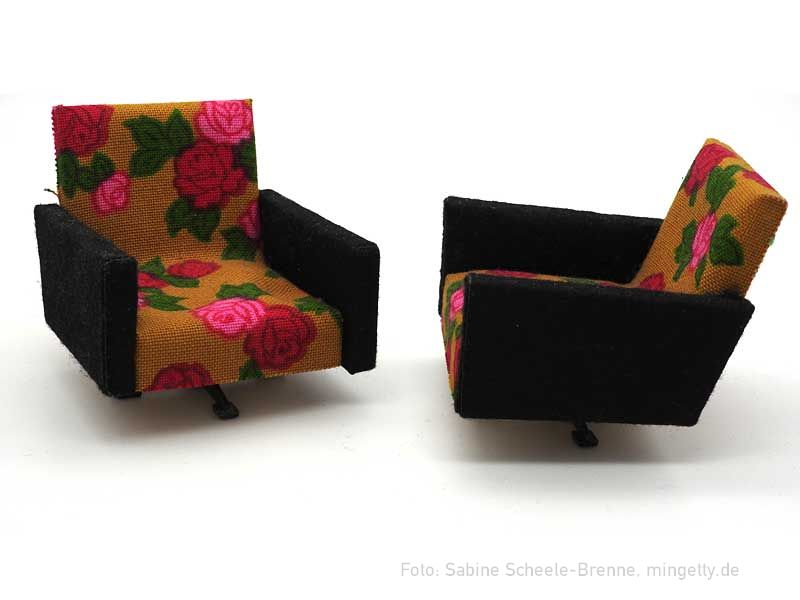 Sessel mit Rosenbezug und Drehgestell