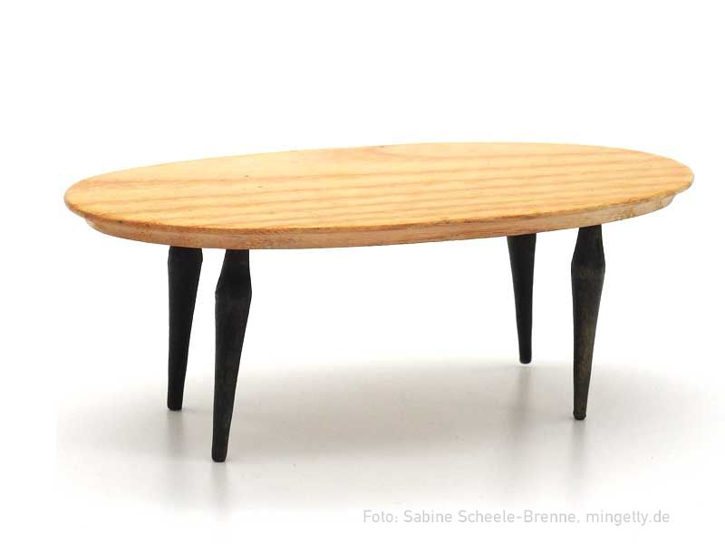 Tisch mit schwarzen Beinen