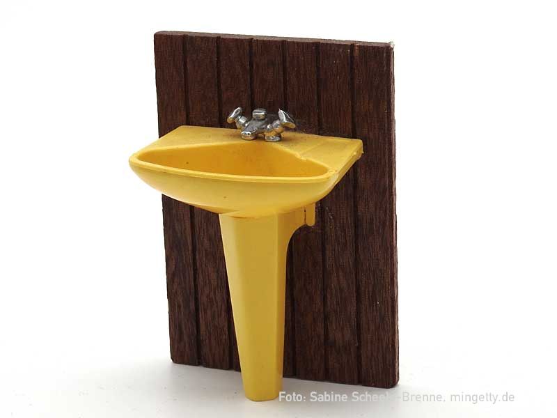 Waschbecken mit Wandelement