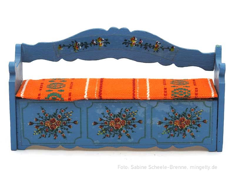 Blaue Sitzbank mit Blumen