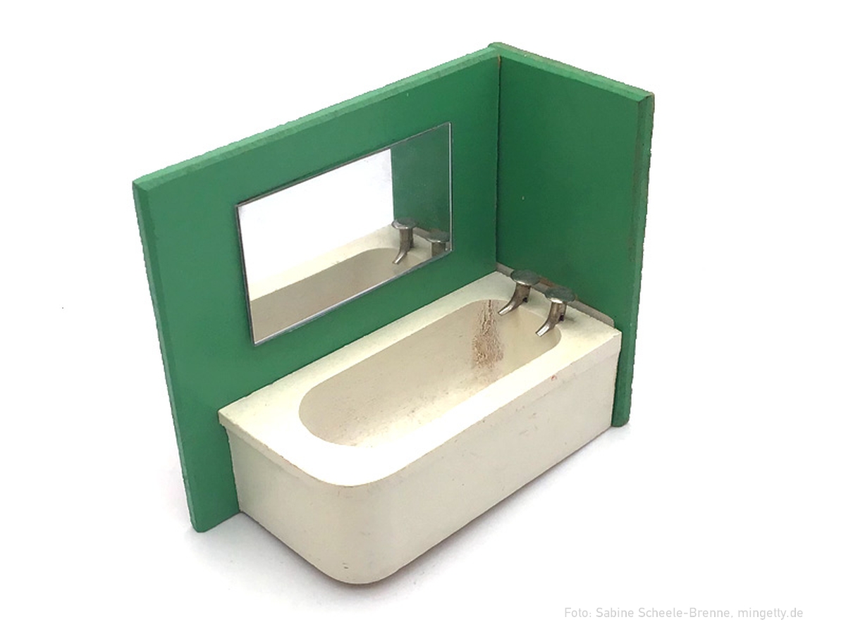 Badewanne mit grÃ¼ner Wand